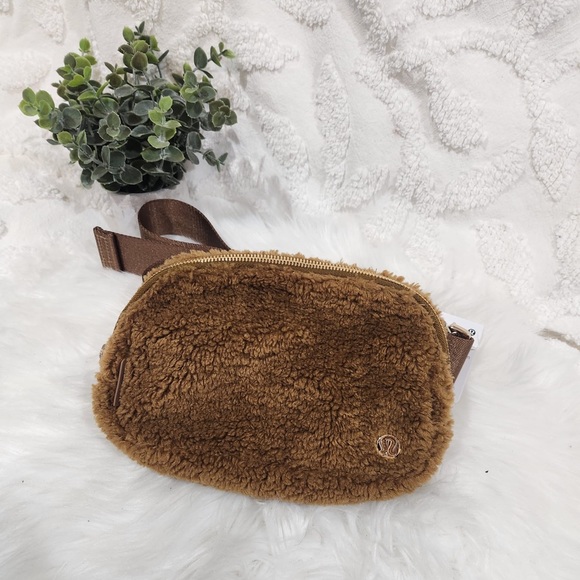 lululemon everywhere fleece belt bag burnt caramel Athletica Lululemon (Burnt Caramel): Buy Online at Best Price in UAE Keep them close in this versatile belt bag that helps you get out the door and on to your next adventure NWT Lululemon Everywhere Fleece Belt